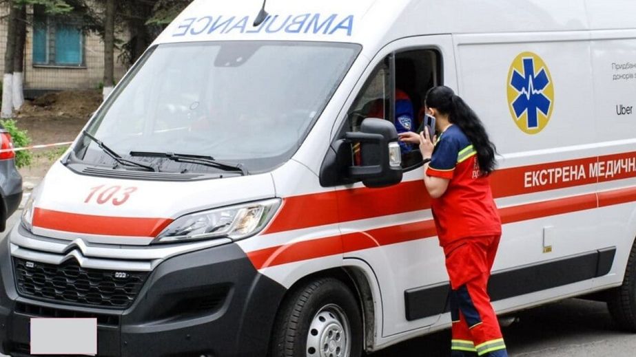 У Дніпрі медики "швидкої" врятували пенсіонера, який вдавився печінкою