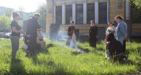 В Днепре провели "ночь на Лысой горе" с шаманкой, ведьмой и бубном