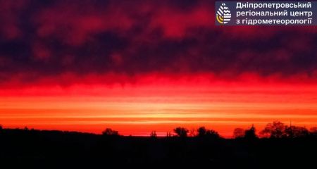 Метеорологи объяснили причину возникновения "взрыва цветов" в небе над Днепром