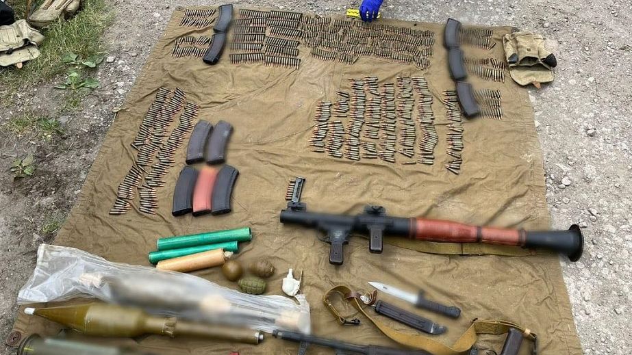 Від гранатомета до автомата: на Дніпропетровщині чоловік зберігав в гаражі цілий арсенал