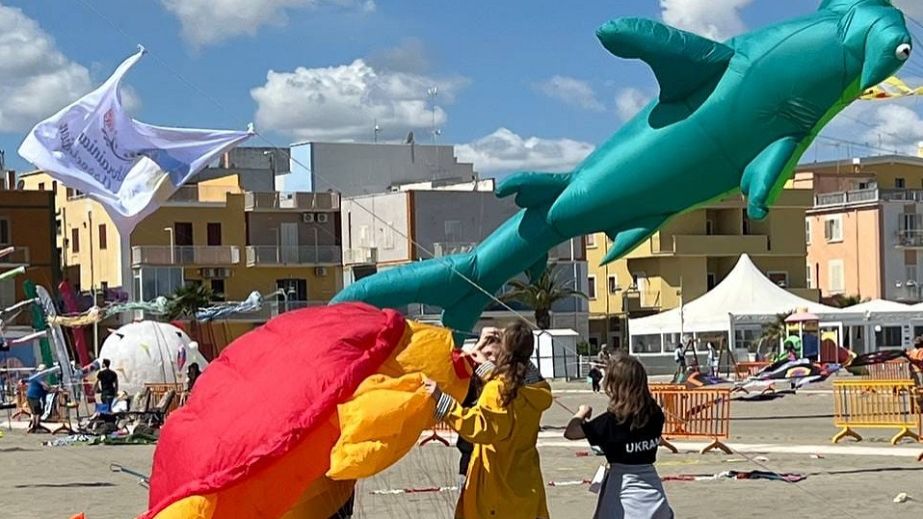 Як акула з Дніпра вразила глядачів на фестивалі повітряних зміїв в Іспанії (ВІДЕО)
