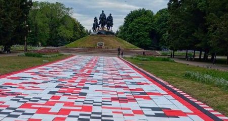 У Жовтих Водах студенти перетворили алею у парку на суцільну вишиванку