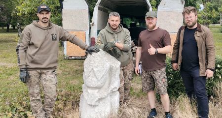 До Дніпра доставили ще дві статуї кам’яних баб з Донбасу