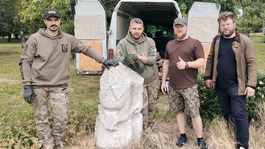 В Днепр доставили еще две статуи каменных баб из Донбасса.