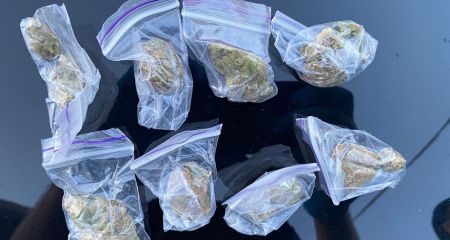 У Дніпрі поліцейські знайшли у чоловіків з дивною поведінкою наркотики
