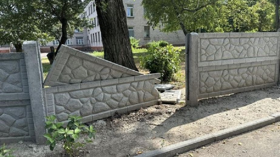 У Кам’янському невідомі розтрощили паркан біля церкви