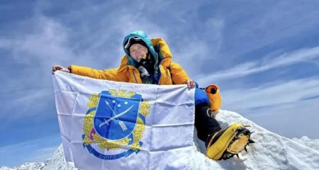 Прапор Дніпра замайорів на вершині найнебезпечнішої гори світу