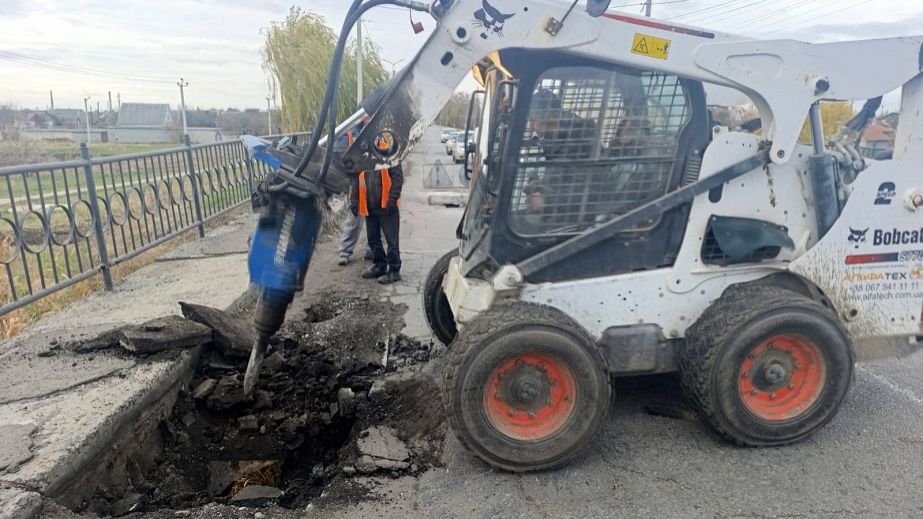 У місті на Дніпропетровщині частково обвалився міст (ФОТО)