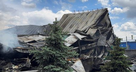 У Синельниківському районі досі гасять пожежу на місці удару дроном вночі 20 травня (ФОТО)