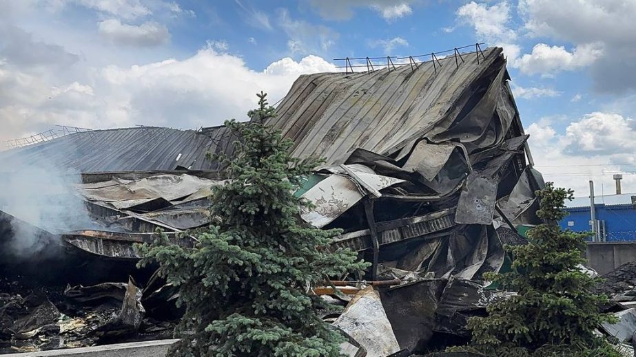 У Синельниківському районі досі гасять пожежу на місці удару дроном вночі 20 травня (ФОТО)
