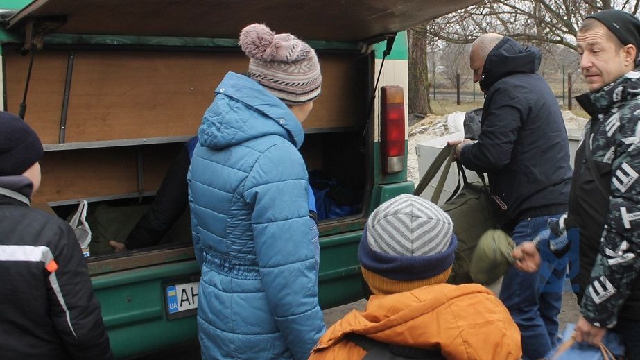 З прифронтової Межівської громади до Кам’янського евакуювали родини з дітьми (ФОТО)