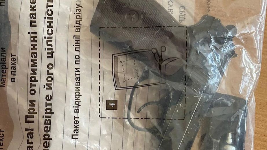 В Днепре мужчина устроил стрельбу возле детей и пытался ловить в женщину