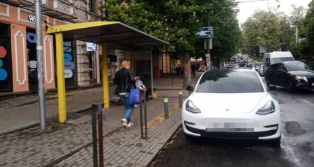 У Дніпрі евакуювали "Теслу" на зупинці, через яку люди змушені були вискакувати на дорогу (ФОТО)