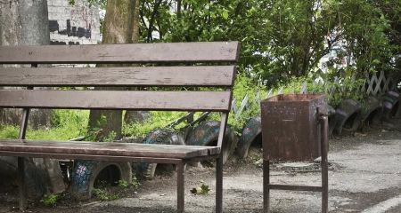 У Дніпрі мешканці житлового масиву посварилися через лавку посеред троутару (ФОТО)