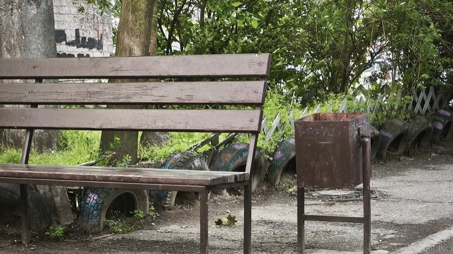 У Дніпрі мешканці житлового масиву посварилися через лавку посеред троутару (ФОТО)