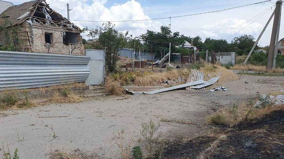 Зруйновані будинки та понівечені авто: поліція показала наслідки атак на Дніпропетровщину за минулу добу (ФОТО)
