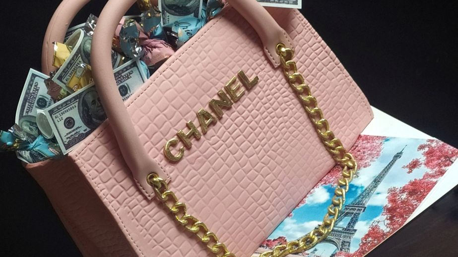 У Дніпрі виготовили солодку сумку легендарного бренду (ФОТО)