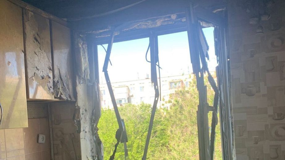 Посеченные стены и искореженные балконы: в полиции показали последствия вражеских атак на Днепропетровщину за минувшие сутки (ФОТО)