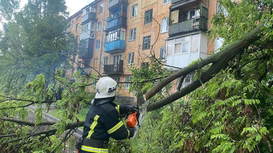 На Днепропетровщине смерч срывал крыши с многоэтажек (ФОТО, ВИДЕО)
