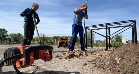 В поселке на Никопольщине обустраивают специальное место для отпевания военных и гражданских (ФОТО)