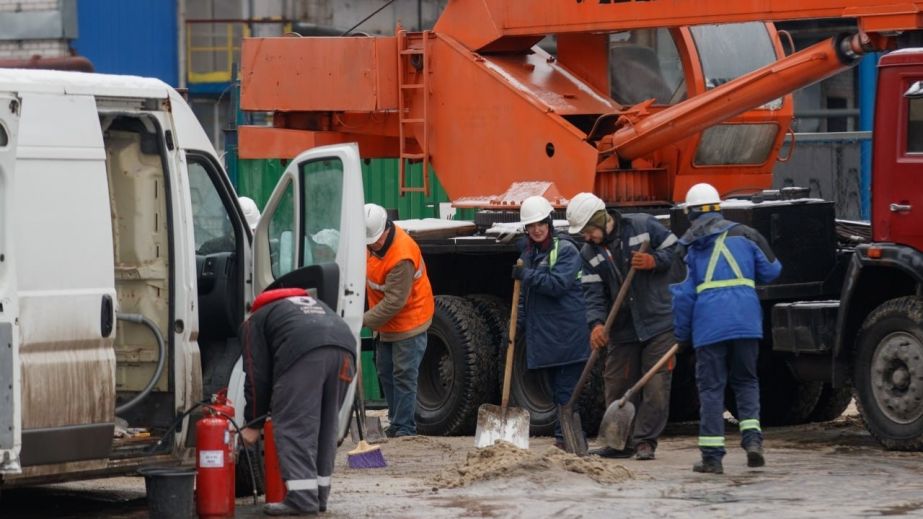 Комунальники Дніпра висипали на дорогу, залиту олією після російської атаки, понад 170 тонн піску (ФОТО)