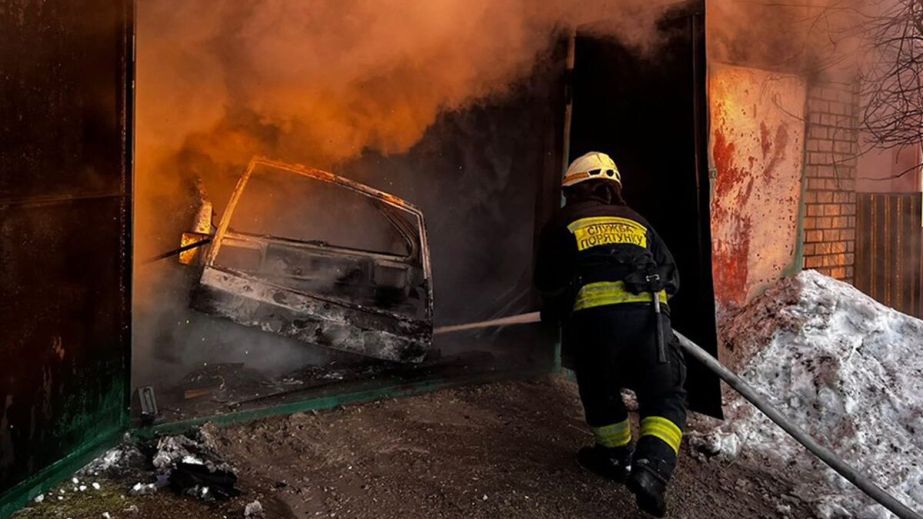 У Дніпрі вщент згорів автомобіль у гаражі (ФОТО)