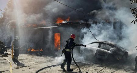 У ДСНС показали кадри гасіння пожежі, що виникла внаслідок падіння уламків ворожого БпЛА