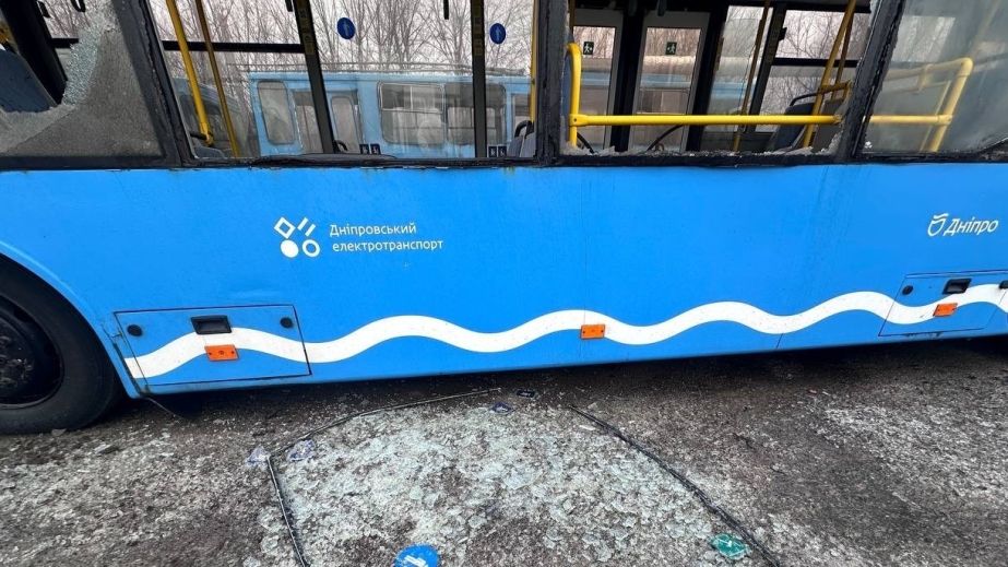 В Днепре в результате российской атаки 6 февраля изуродованы 18 троллейбусов (ФОТО)