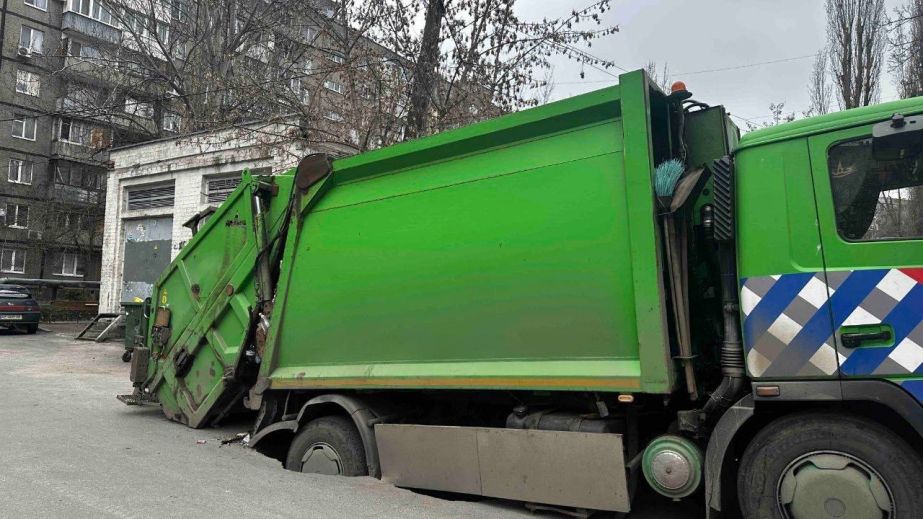 У Дніпрі на Перемозі сміттєвоз провалився у яму та пошкодив труби (ФОТО, ВІДЕО)