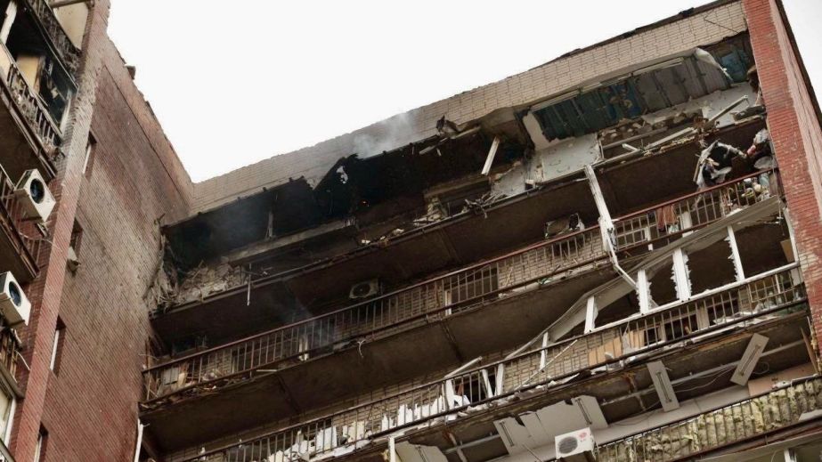 "Шахедний" удар по Дніпру 24 березня: кількість постраждалих зросла до семи, двоє людей у важкому стані (ВІДЕО)