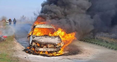 На Днепропетровщине посреди дороги выгорел легковой автомобиль (ФОТО)