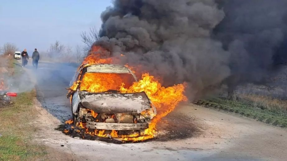 На Днепропетровщине посреди дороги выгорел легковой автомобиль (ФОТО)