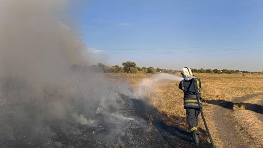 Минулої доби вогнеборці здійснили близько сотні виїздів для гасіння пожеж на Дніпропетровщині