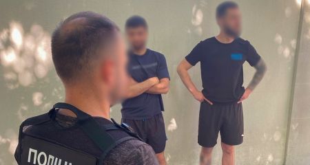 В Днепре трое дельцов обвинили 20-летнего парня в краже и силой "выбивали" из него несуществующий долг в $10 000 (ФОТО)