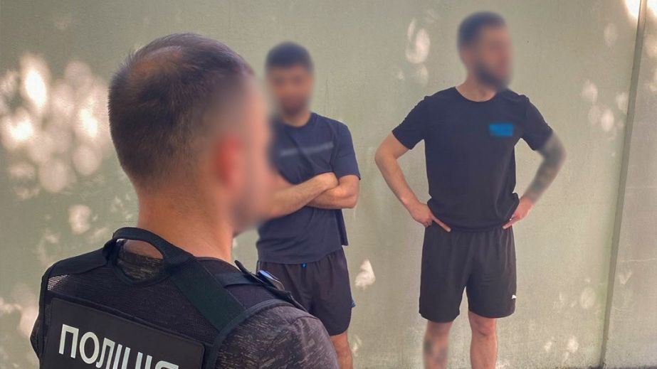 У Дніпрі троє ділків звинуватили 20-річного хлопця у крадіжці та силою "вибивали" з нього неіснуючий борг (ФОТО)