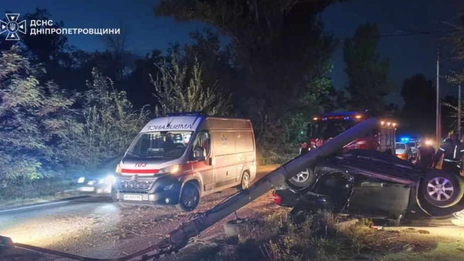 Врезался в столб и опрокинулся: в Кривом Роге чрезвычайники деблокировали 20-летнего водителя из истерзанного автомобиля (ФОТО)