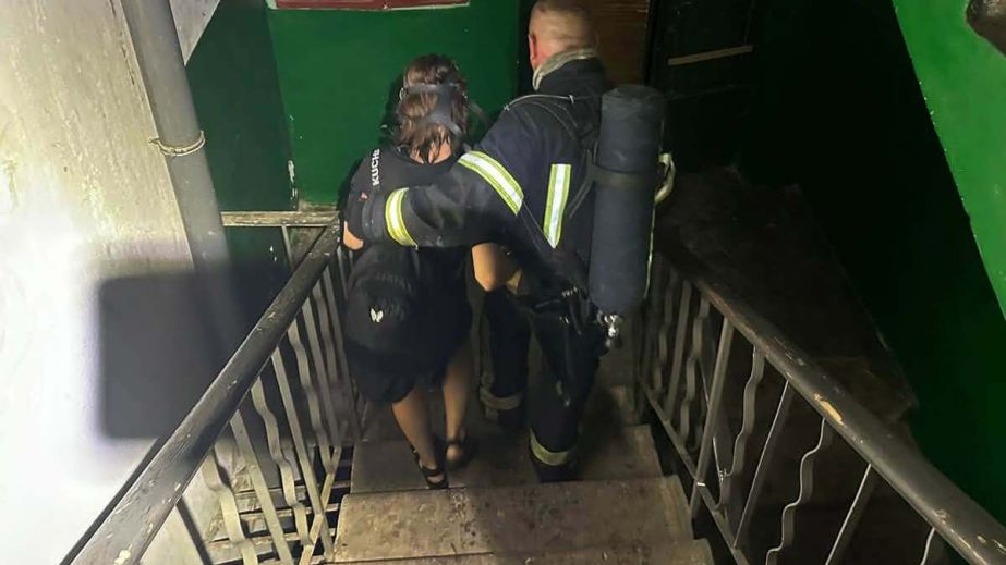 У Покрові через палаючий диван на сходовій клітці в димовій пастці опинилися двоє 17-річних підлітків (ФОТО)