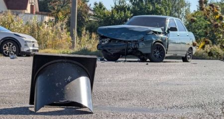 Сбил светофор и врез...
