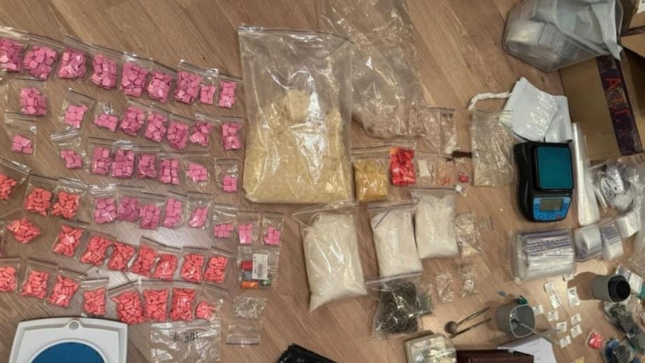 3,5 кг "солей" у мікроавтобусі та склад удома: у Дніпрі затримали співкерівника регіонального наркошопу (ФОТО)