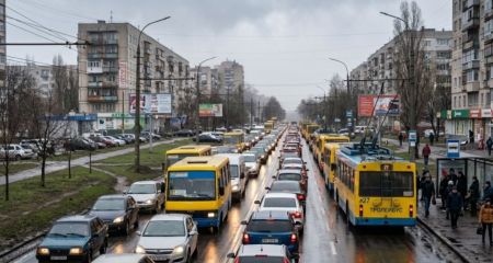 С 1 ноября в Днепре действуют обновленные правила для водителей: ограничение скорости и бесплатная парковка