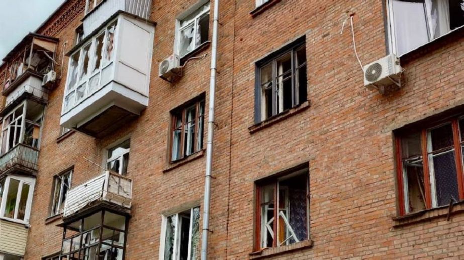 В результате удара по Днепру днем 30 октября повреждены многоэтажки и школа (ФОТО)