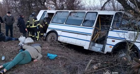 Під Нікополем автобус з пасажирами на трасі злетів з дороги і врізався у дерево (ФОТО)