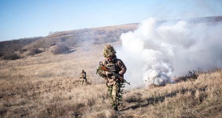 Воїни 93-ї бригади з Дніпропетровщини показали, як тренуються зачищати лісосмугу і окопи (ФОТО)