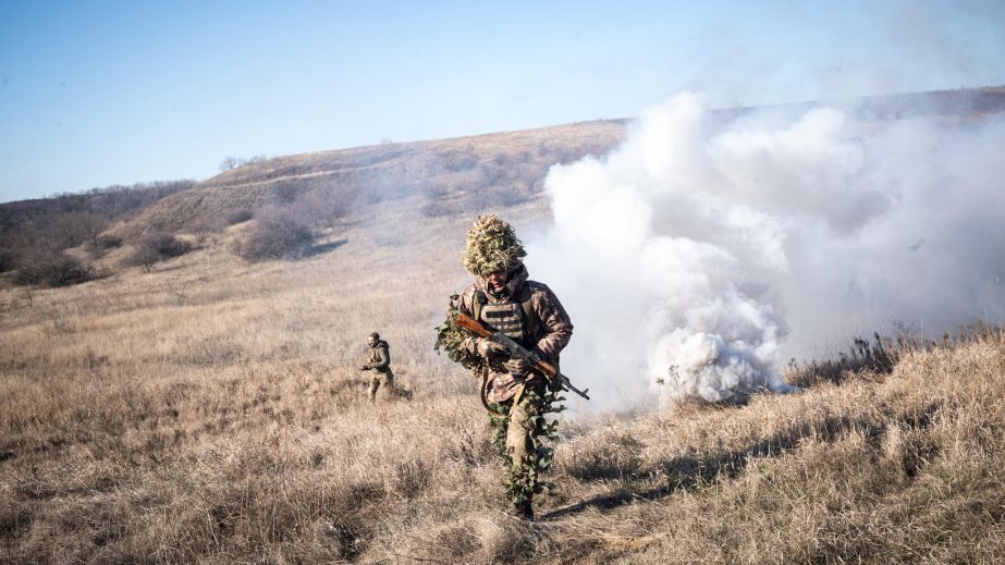 Воїни 93-ї бригади з Дніпропетровщини показали, як тренуються зачищати лісосмугу і окопи (ФОТО)