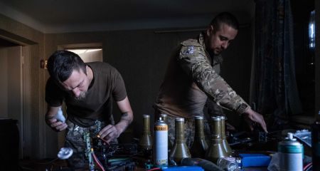 Воїни бригади з Дніпропетровщини показали, як споряджають дрони для ураження ворожих цілей (ФОТО)