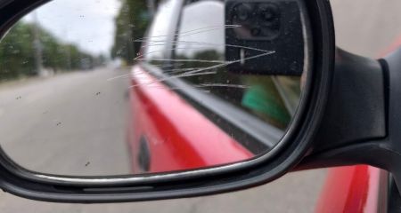 На одной из улиц Кривого Рога неизвестный поцарапал 10 автомобилей (ФОТО)