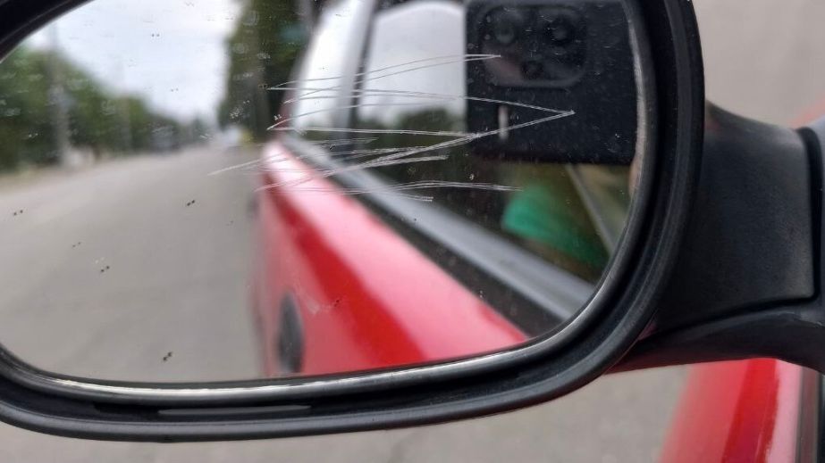 На одной из улиц Кривого Рога неизвестный поцарапал 10 автомобилей (ФОТО)