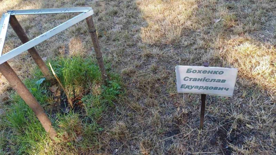 В Каменском вандалы сломали деревья, высаженные в честь погибших воинов (ФОТО)