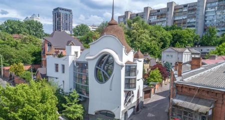 Как выглядит уникальный дом без острых углов в центре Днепра (ФОТО)