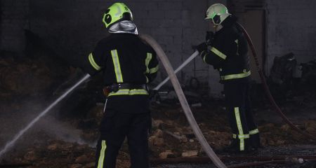 У Дніпрі загасили пожежу на правому березі, яка тривала майже добу (ФОТО)